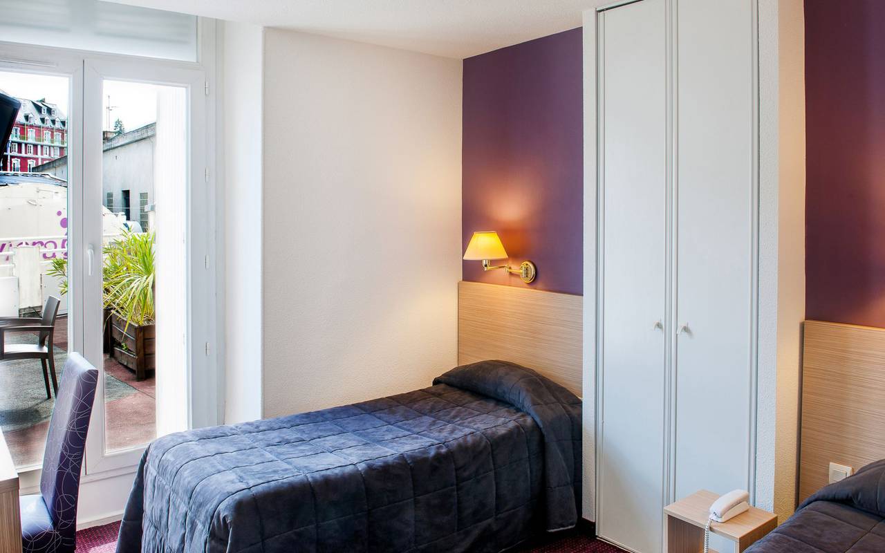 Room with air conditioning, bed and breakfast in Lourdes, Hôtel Continental Lourdes